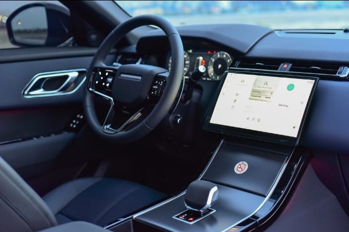 Range Rover Velar view 6