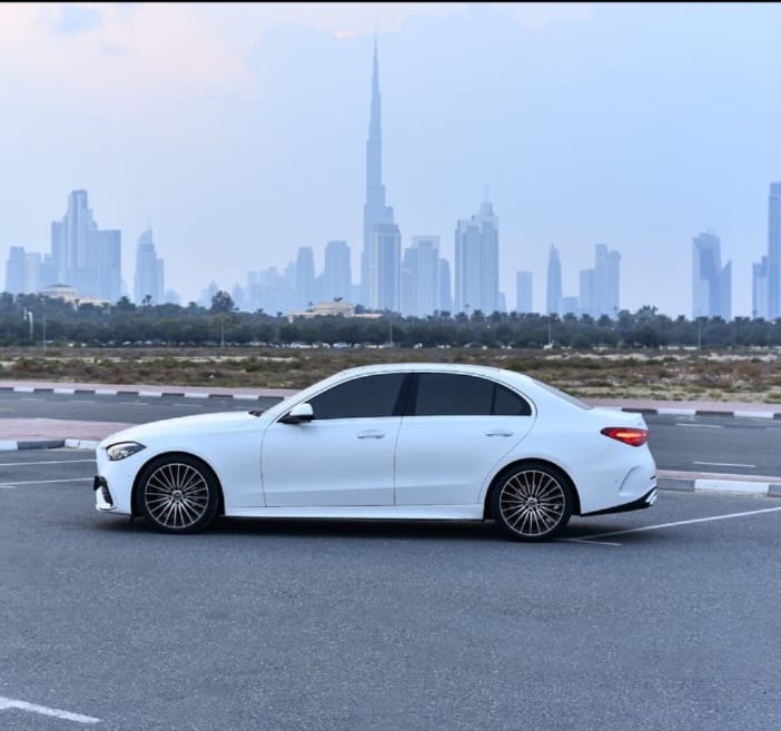 Mercedes-Benz C200 view 2