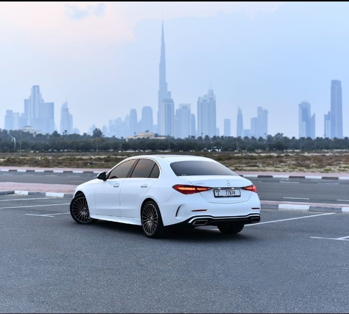 Mercedes-Benz C200 view 3