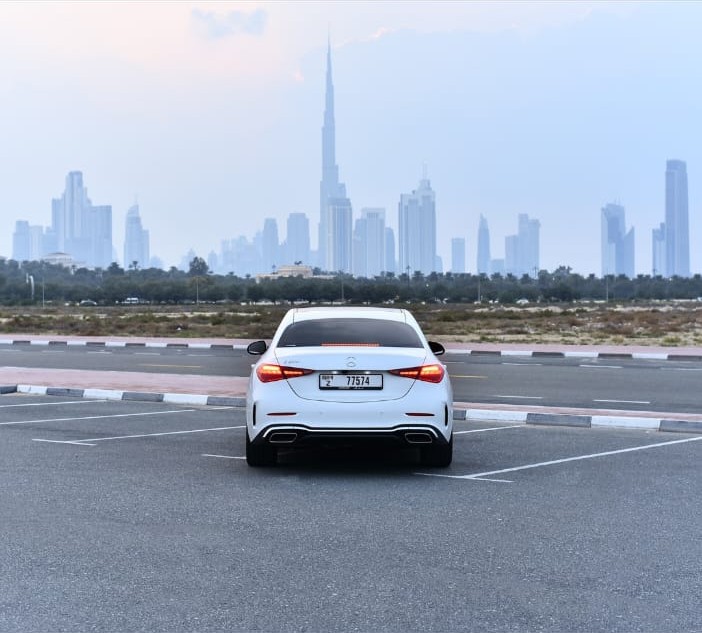 Mercedes-Benz C200 view 4