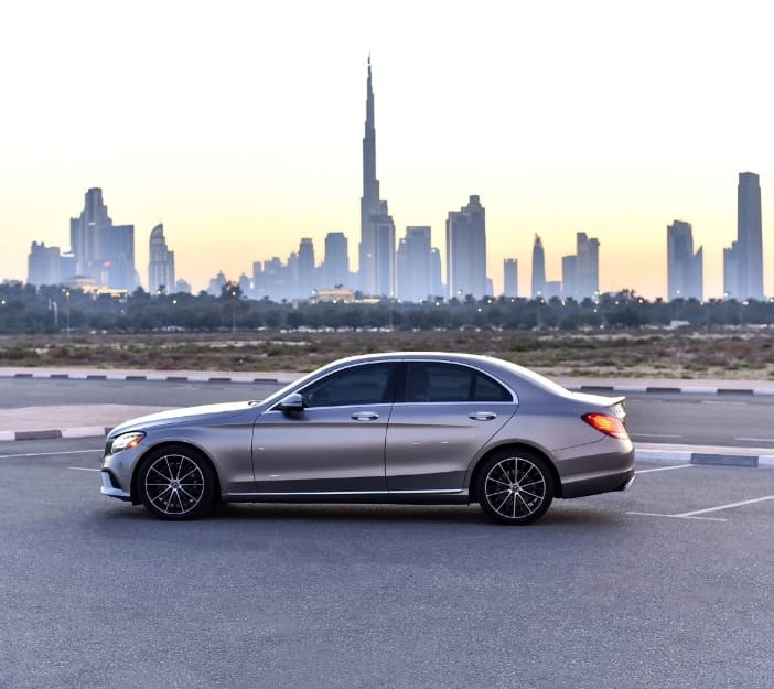 Mercedes-Benz C300 view 4