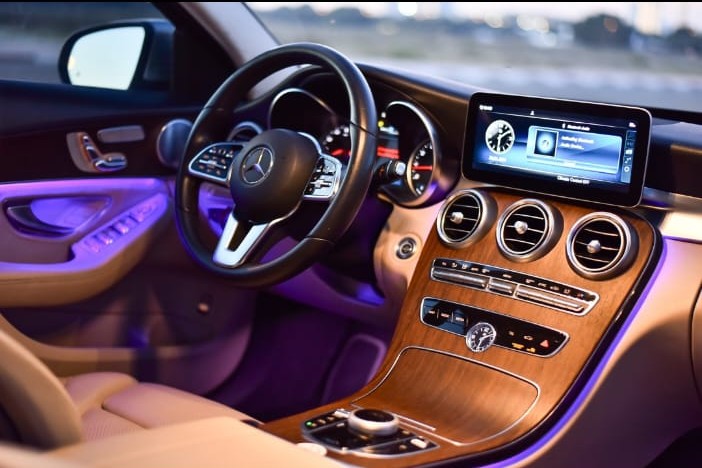Mercedes-Benz C300 view 7