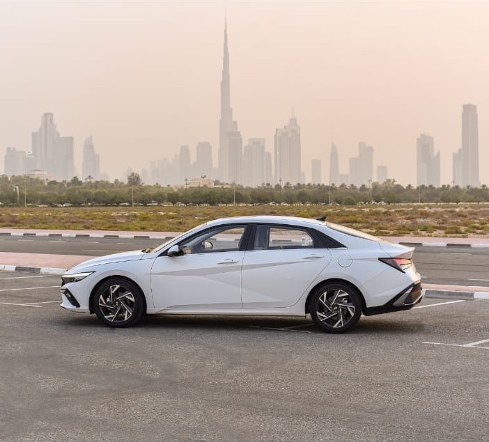 Hyundai Elantra view 3
