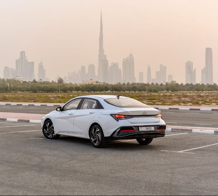 Hyundai Elantra view 4